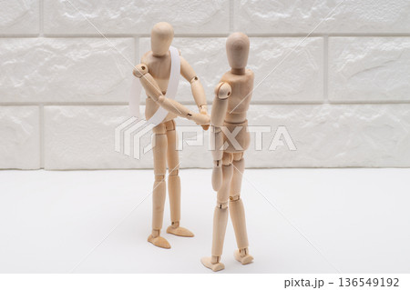 支援者と握手するタスキをかけた選挙の候補者 136549192