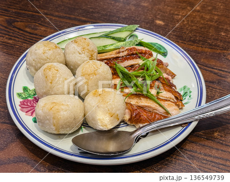 マレーシアの食べ物　マラッカーのチキンライス　ライスボール 136549739