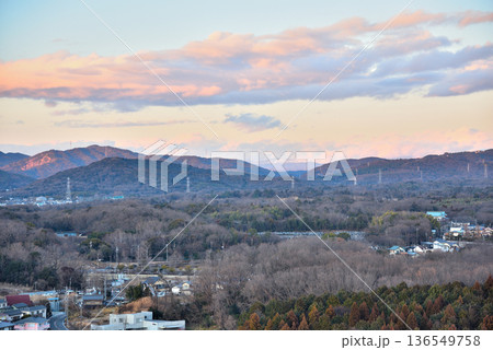 《愛知県》尾張旭市スカイワードあさひから見た森林公園方面の夕景 136549758