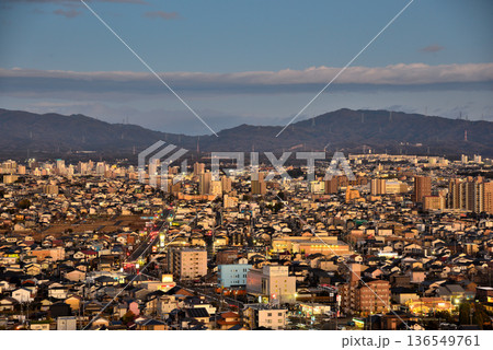 《愛知県》尾張旭市スカイワードあさひから見た瀬戸市方面の夕景 136549761