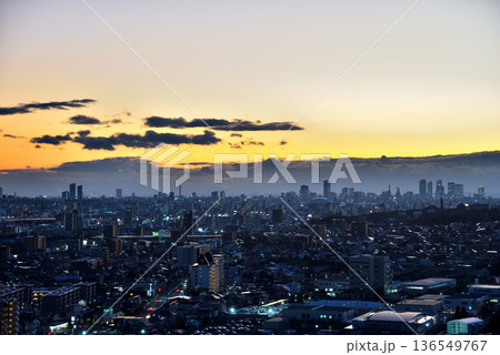 《愛知県》尾張旭市スカイワードあさひから見た名古屋市方面の夕景 136549767