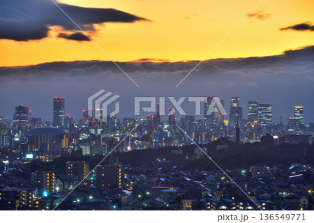 《愛知県》尾張旭市スカイワードあさひから見た名古屋市方面の夕景 136549771