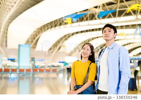 空港で上を見上げる二人 ■撮影協力：関西国際空港（KIX） 136550246