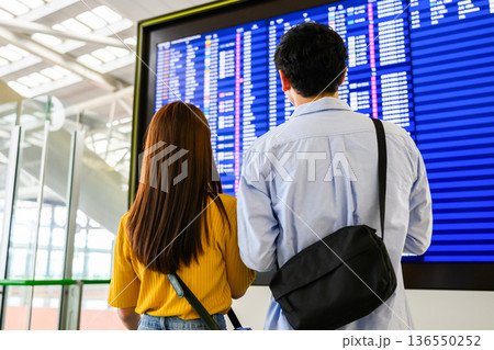 空港で案内表示を確認 ■撮影協力：関西国際空港（KIX） 136550252