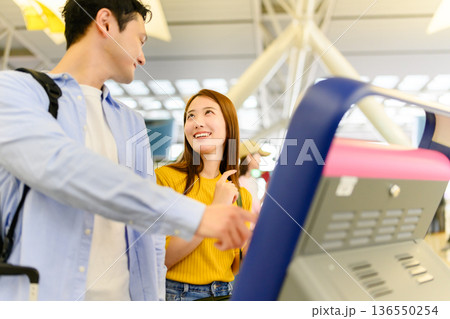 空港で自動チェックイン ■撮影協力:関西国際空港(KIX) 空港で自動チェックイン ■撮影協力:関西国際空港(KIX) 136550254