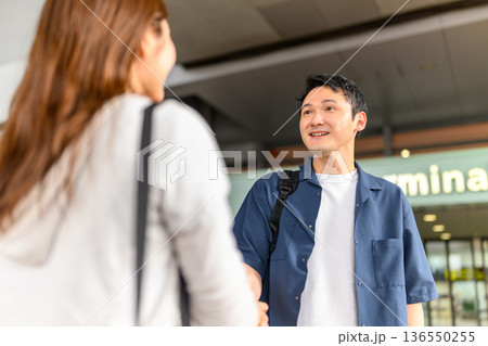 空港での再会と挨拶 ■撮影協力:関西国際空港(KIX) 空港での再会と挨拶 ■撮影協力:関西国際空港(KIX) 136550255