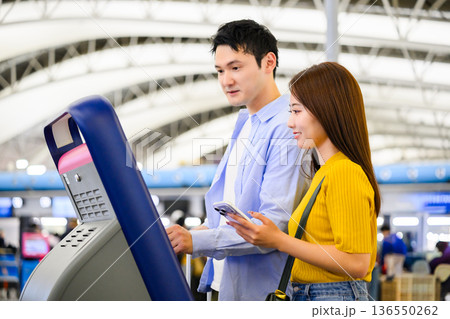 駅の券売機で切符を買う二人 ■撮影協力:関西国際空港(KIX) 駅の券売機で切符を買う二人 ■撮影協力:関西国際空港(KIX) 136550262