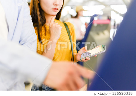 モバイルチケットで改札通過 ■撮影協力：関西国際空港（KIX） 136550319