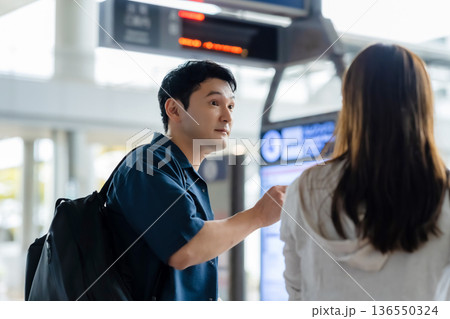 空港で案内板を確認 ■撮影協力：関西国際空港（KIX） 136550324