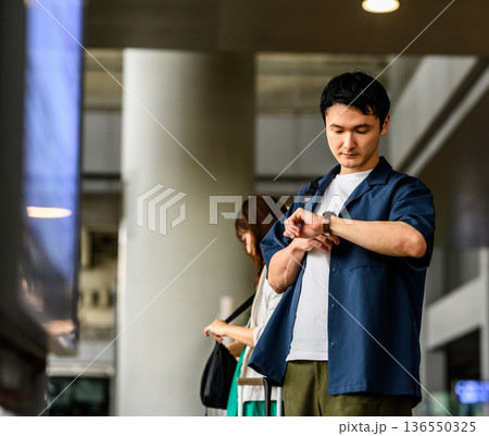 駅で時間を確認する男性 ■撮影協力:関西国際空港(KIX) 駅で時間を確認する男性 ■撮影協力:関西国際空港(KIX) 136550325