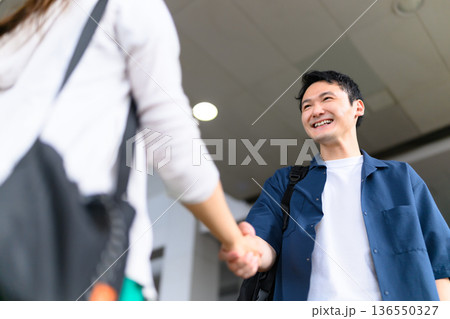 再会を喜ぶ握手 ■撮影協力:関西国際空港(KIX) 再会を喜ぶ握手 ■撮影協力:関西国際空港(KIX) 136550327