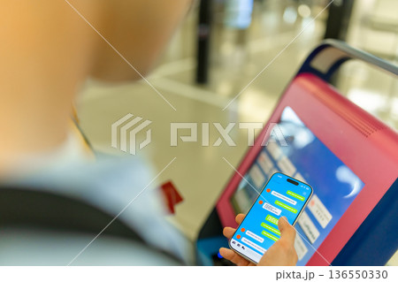 空港でスマホ操作 ■撮影協力：関西国際空港（KIX） 136550330