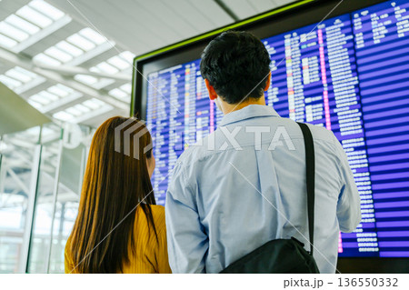 空港でフライト情報確認 ■撮影協力:関西国際空港(KIX) 空港でフライト情報確認 ■撮影協力:関西国際空港(KIX) 136550332