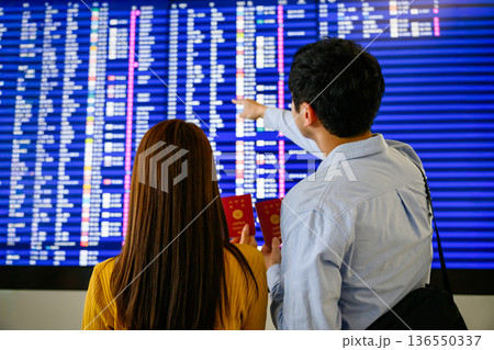 空港でフライト情報確認 ■撮影協力：関西国際空港（KIX） 136550337
