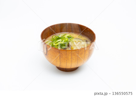 ナスと葱のお味噌汁の素材写真 白背景と日本の伝統的なスープ ナスと葱のお味噌汁の素材写真 白背景と日本の伝統的なスープ 136550575