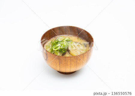 ナスと葱のお味噌汁の素材写真　白背景と日本の伝統的なスープ 136550576