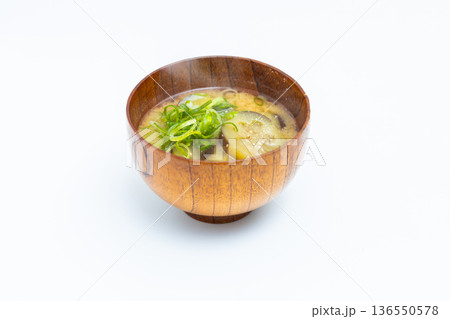 ナスと葱のお味噌汁の素材写真 白背景と日本の伝統的なスープ ナスと葱のお味噌汁の素材写真 白背景と日本の伝統的なスープ 136550578