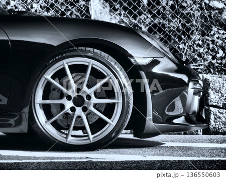 黒いスポーツカーのタイヤ 黒いスポーツカーのタイヤ 136550603