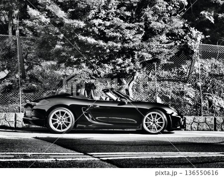 ピカピカの黒いオープンカー 136550616