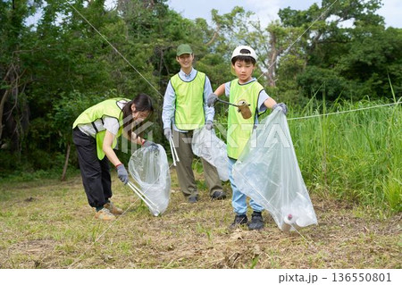 CSR活動でゴミ拾いをする地域ボランティアと子供 136550801
