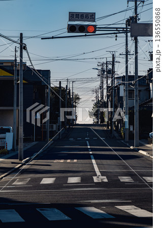 住宅街の横断歩道と直線道路の風景 住宅街の横断歩道と直線道路の風景 136550868