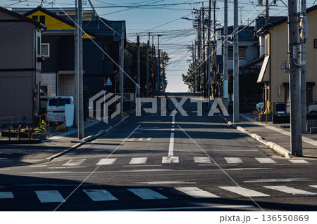 住宅街の横断歩道と直線道路の風景 136550869