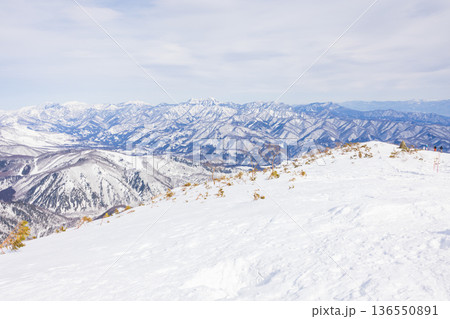 長野県白馬村の八方尾根スキー場からの山の景色 長野県白馬村の八方尾根スキー場からの山の景色 136550891