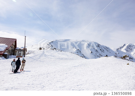 長野県白馬村の八方尾根スキー場からの山の景色 136550898