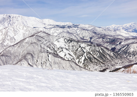 長野県白馬村の八方尾根スキー場からの山の景色 136550903