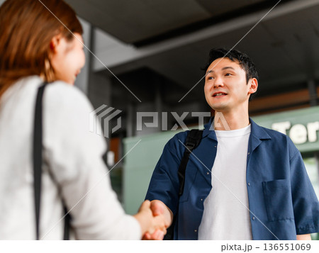 空港での握手と会話 ■撮影協力：関西国際空港（KIX） 136551069