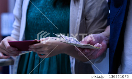 現金受け渡し ディテール ■撮影協力：関西国際空港（KIX） 136551076