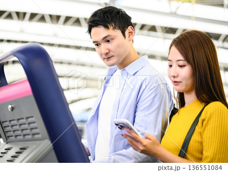 駅で切符購入の確認 ■撮影協力:関西国際空港(KIX) 駅で切符購入の確認 ■撮影協力:関西国際空港(KIX) 136551084