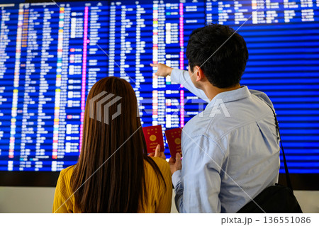空港でフライト情報確認 ■撮影協力:関西国際空港(KIX) 空港でフライト情報確認 ■撮影協力:関西国際空港(KIX) 136551086