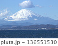 雪化粧した富士山 136551530