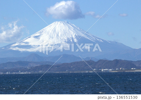 雪化粧した富士山 136551530