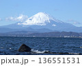 稲毛海岸から見た冬の晴れた空と雪の積もった美しい冬景色 136551531