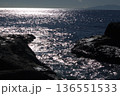 岩に落ちる夕日 136551533