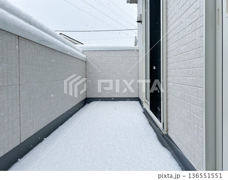 雪が降り積もった住宅のバルコニー 雪が降り積もった住宅のバルコニー 136551551