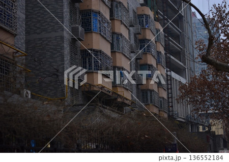 chinese old building in the city 136552184