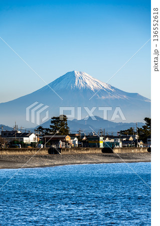 静岡県静岡市にある石部海岸から望む富士山と駿河湾の絶景 静岡県静岡市にある石部海岸から望む富士山と駿河湾の絶景 136552618
