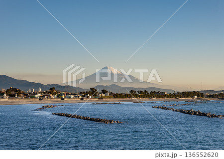 静岡県静岡市にある石部海岸から望む富士山と駿河湾の絶景 136552620