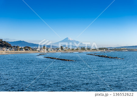 静岡県静岡市にある石部海岸から望む富士山と駿河湾の絶景 静岡県静岡市にある石部海岸から望む富士山と駿河湾の絶景 136552622