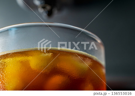 アイスコーヒー アイスキューブ 氷塊 136553016