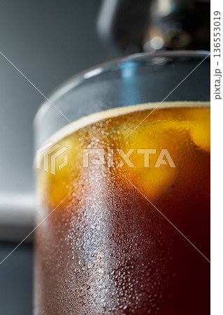 アイスコーヒー アイスキューブ 氷塊 136553019