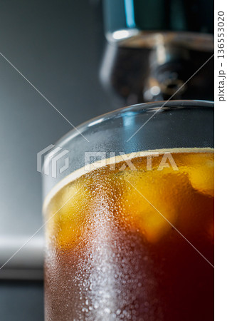 アイスコーヒー アイスキューブ 氷塊 136553020