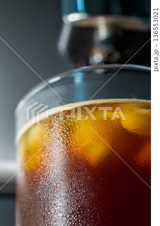 アイスコーヒー アイスキューブ 氷塊 136553021