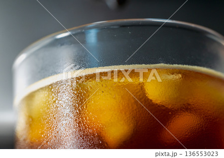 アイスコーヒー アイスキューブ 氷塊 136553023