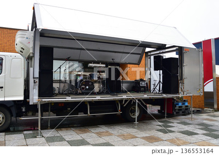 トラックに設置させたライブステージ トラックに設置させたライブステージ 136553164