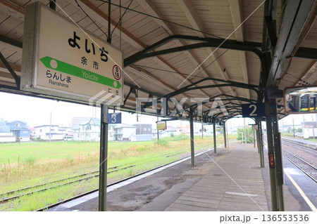 JR北海道函館本線　小樽駅から余市駅までの普通列車車窓風景(2023年夏雨) 136553536