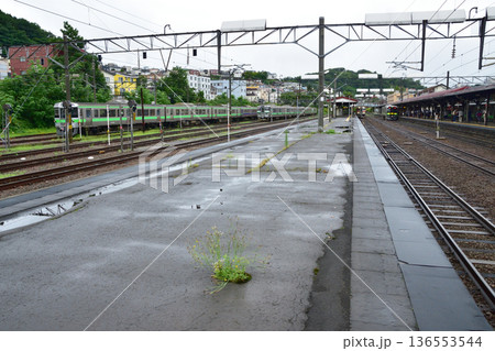 JR北海道函館本線 小樽駅から余市駅までの普通列車車窓風景(2023年夏雨) JR北海道函館本線 小樽駅から余市駅までの普通列車車窓風景(2023年夏雨) 136553544